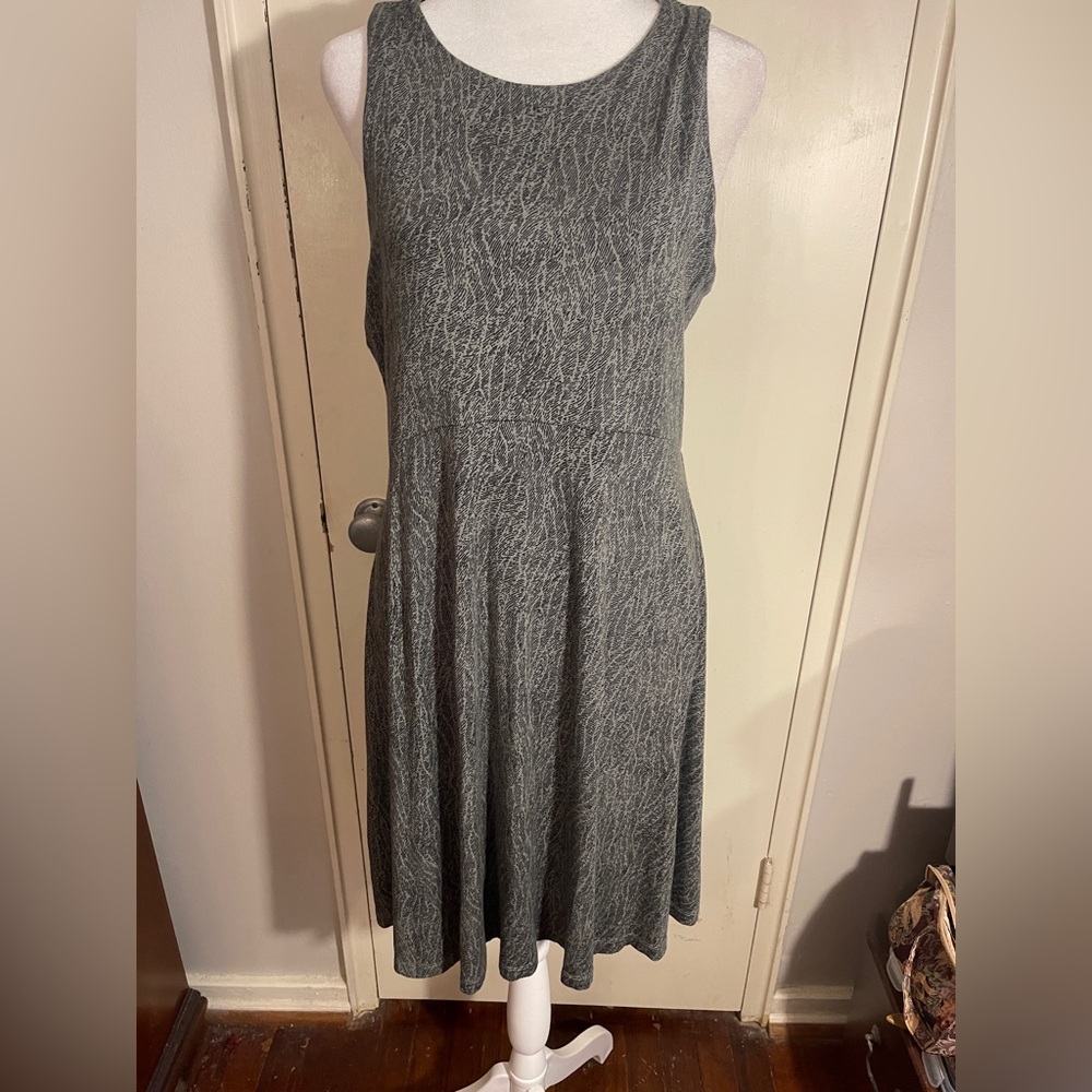 Athleta Santorini Thera Printed Sleeveless Dress in Mojave Laurel/Black. Size L.
